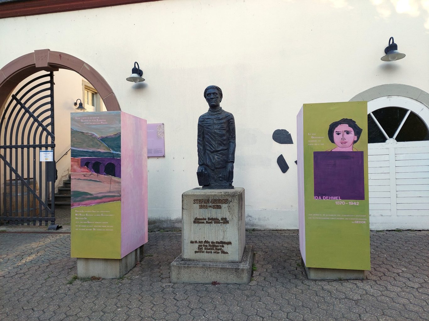 Kristin Pfaff-Bonn *FP, zu den Seiten des Stefan-George-Denkmals Arbeit von Kristin Pfaff-Bonn
